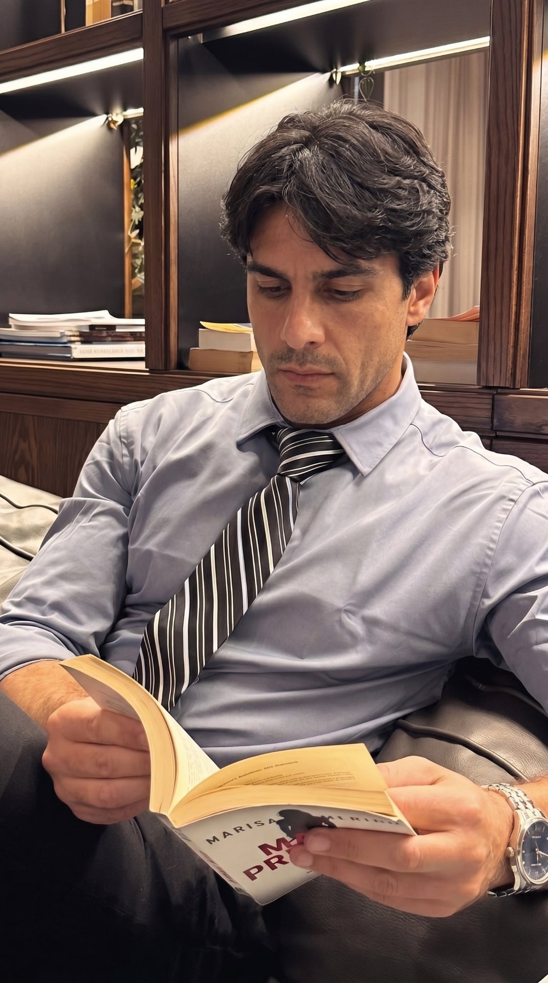 Dr. Andrés Romero leyendo y en conferencia