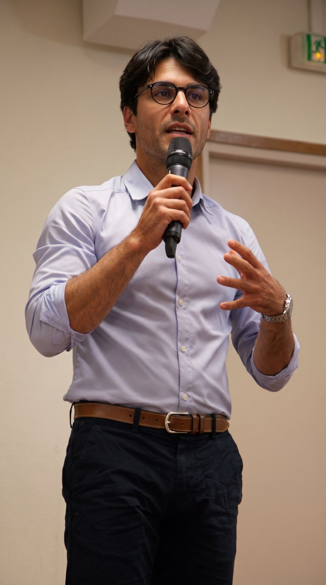 El Dr. Andrés Romero frente a la universidad